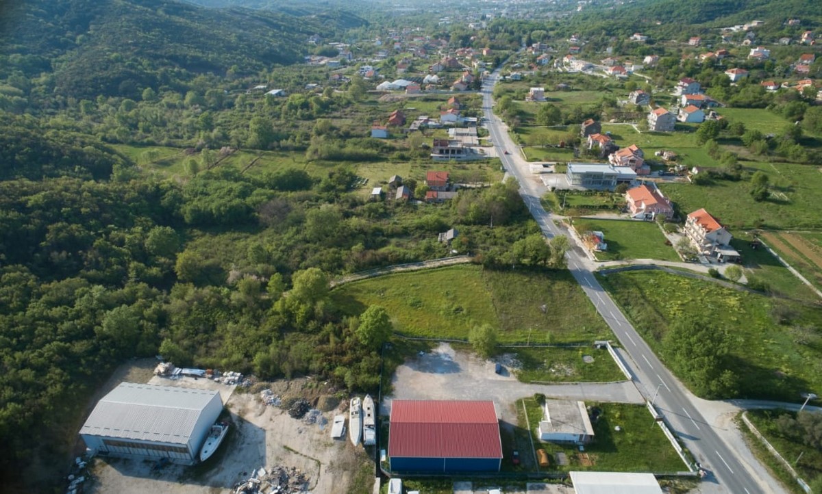 Izdaje se hangar uz magistralni put, na duži vremenski period, Radanovići